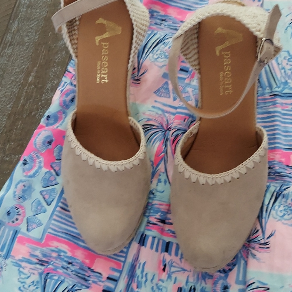 Appears  wedge heels